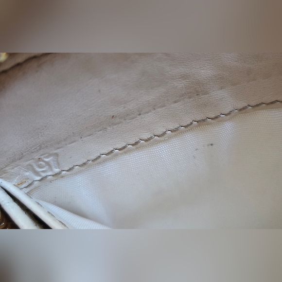 Miu Miu Cream Croc-Embossed Wallet - Picture 13 of 16